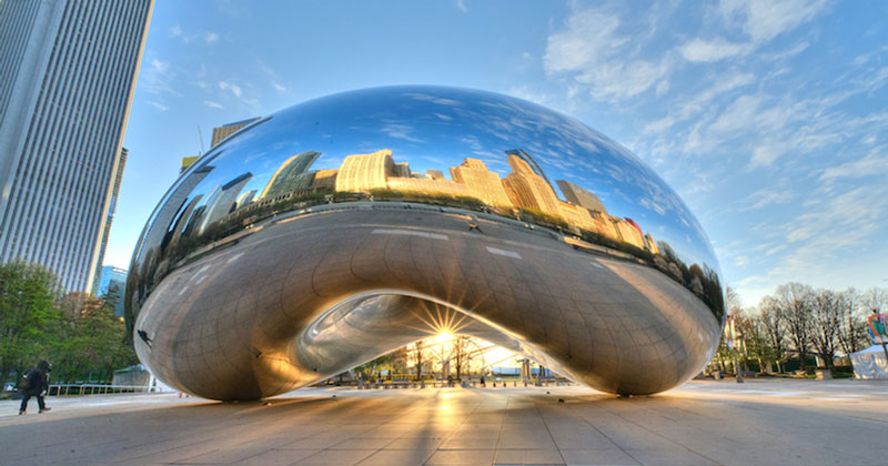 Tác phẩm nghệ thuật Cloud Gate tỏa sáng giữa công viên