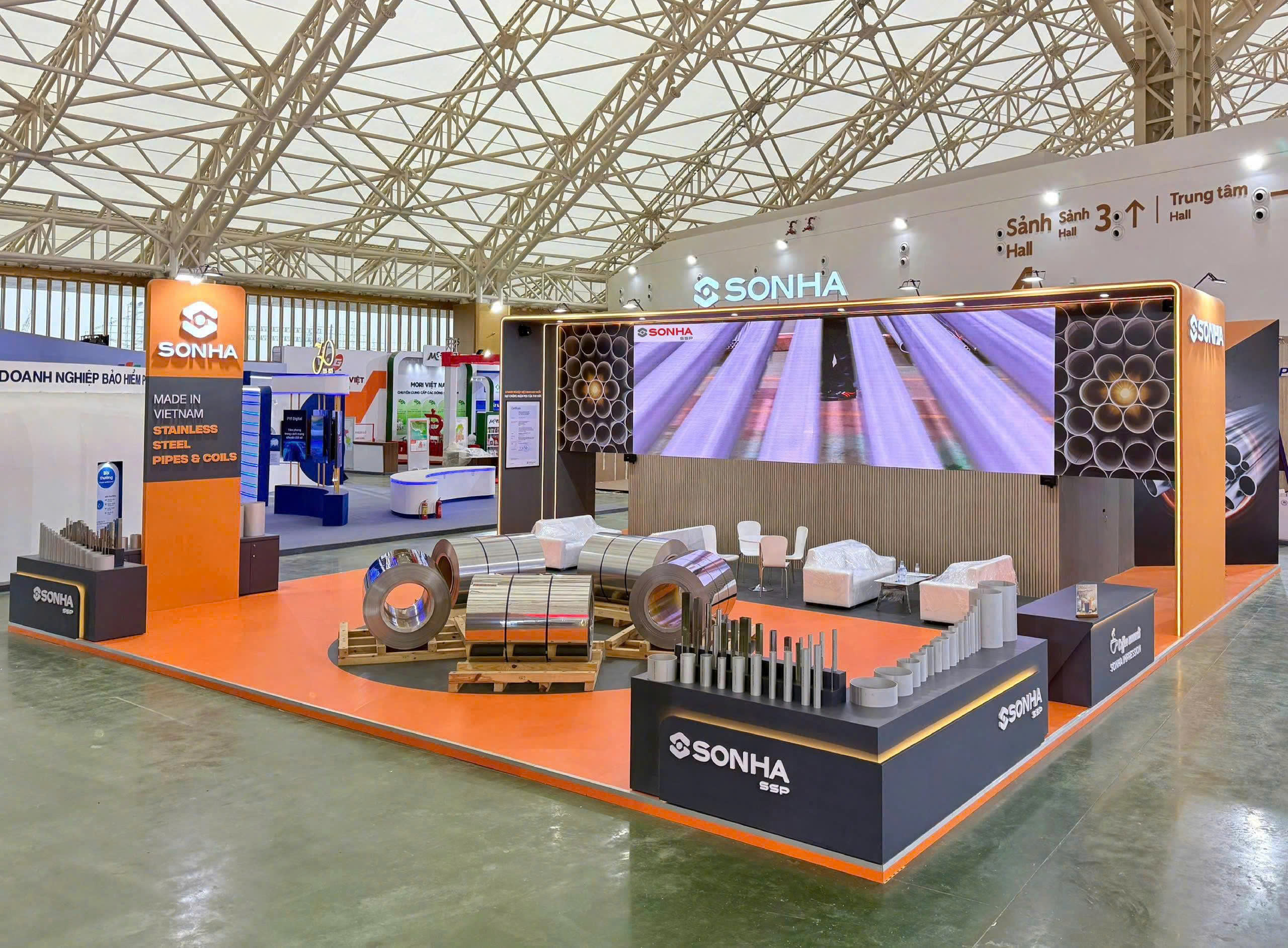 Son Ha’s booth showcases stainless steel pipes and coils, featuring the signature orange theme.