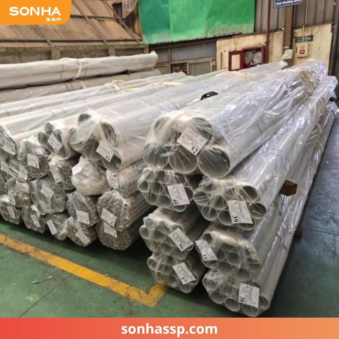 Stainless steel pipes are carefully and securely packaged