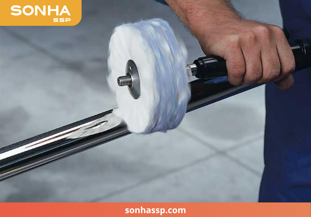 Sử dụng bánh nỉ kim loại để đánh bóng bán tinh cho ống inox 