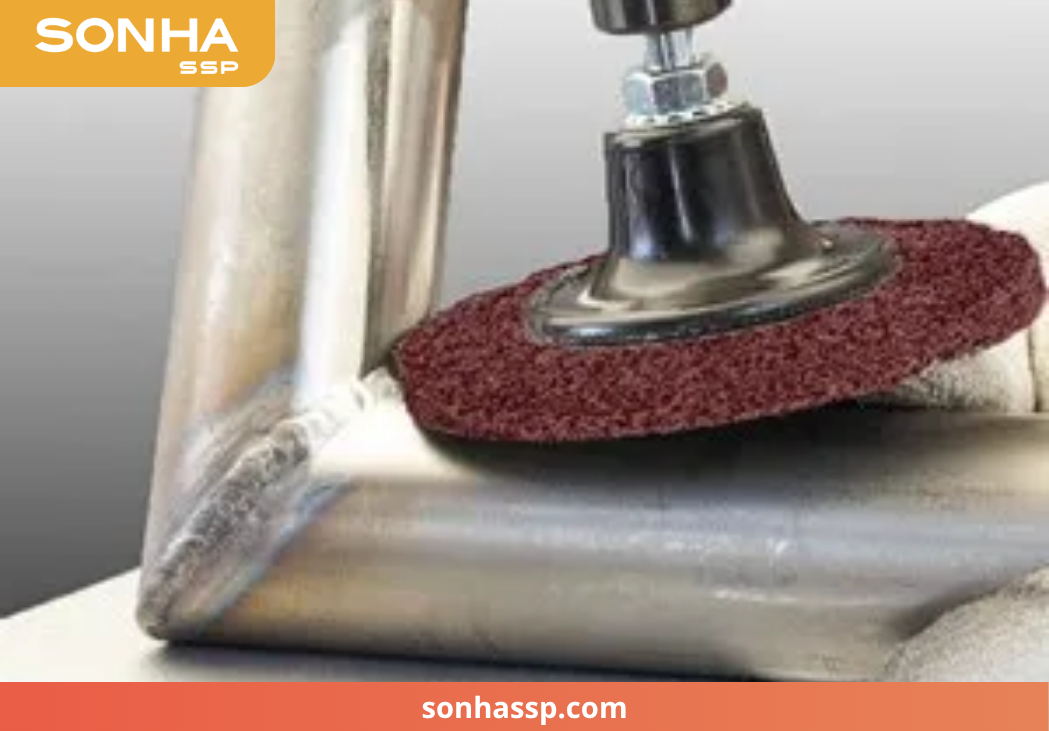 Sử dụng giấy nhám để mài thô ống inox