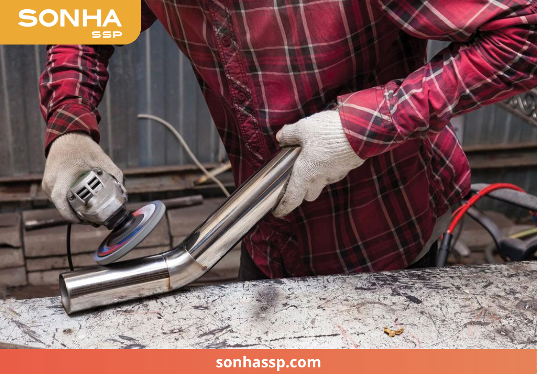 Sử dụng máy mài hoặc máy đánh bóng cầm tay để xử lý rỉ sét ống inox 